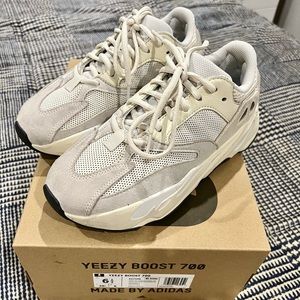 Yeezy 700 Analog